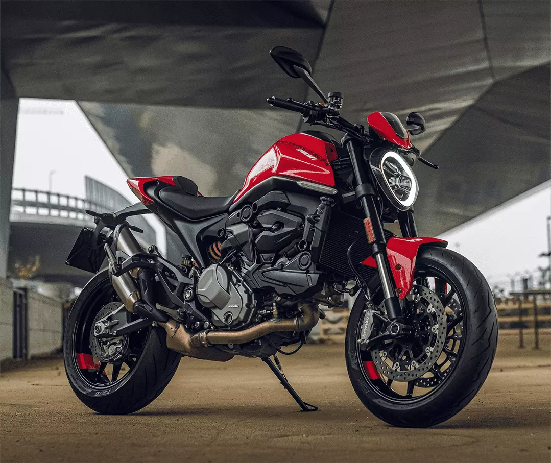 Alquilar moto naked